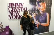 Carola Häggkvist och JIMMY CRYSTAL NEW YORK. Carola har på sig glittriga HOLLYWOOD solglasögon.